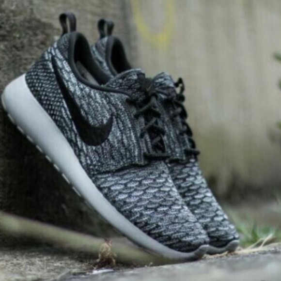 Nike Women's Rosherun Flyknit Shoes Grey - Picture 1 of 5